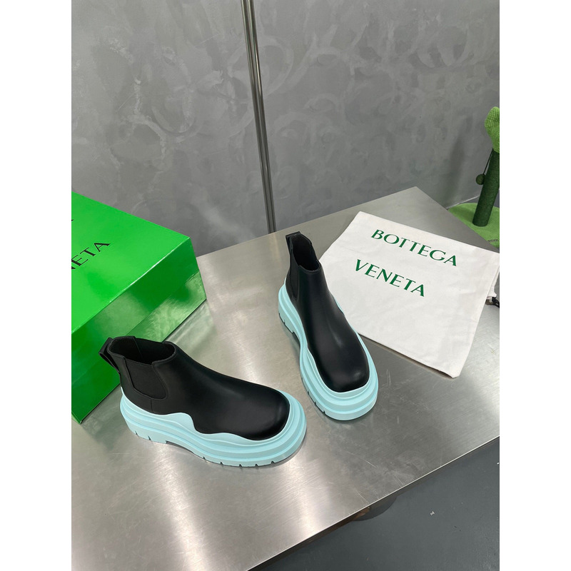 Bo*te*ga ve*ne*ta tire ankle chelsea boot in black and pale blue