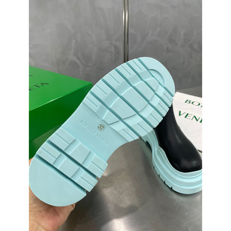 Bo*te*ga ve*ne*ta tire ankle chelsea boot in black and pale blue