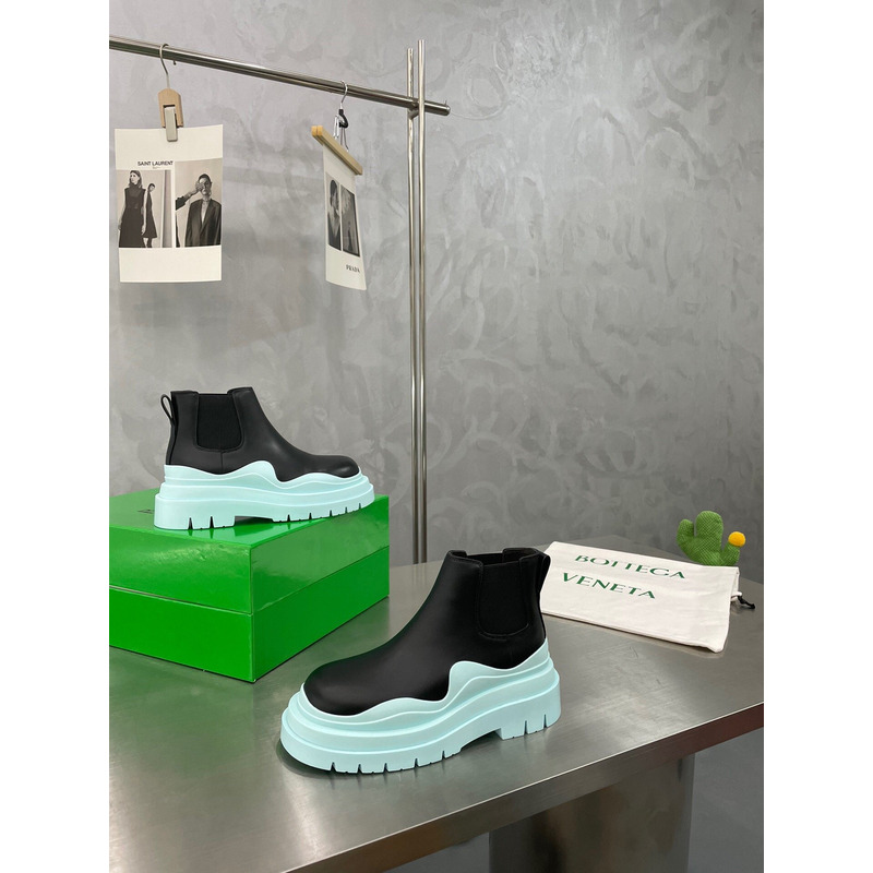 Bo*te*ga ve*ne*ta tire ankle chelsea boot in black and pale blue