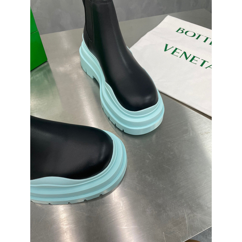Bo*te*ga ve*ne*ta tire ankle chelsea boot in black and pale blue
