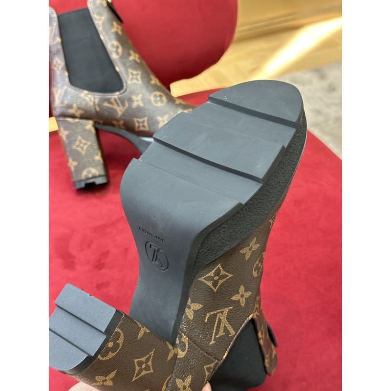 l**is V*t*n beaubourg ankle boots monogram black