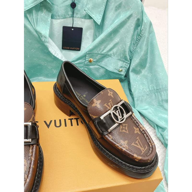 l**is V*t*n chess loafers