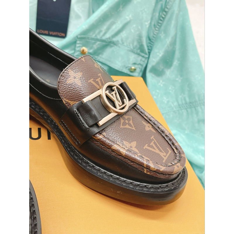 l**is V*t*n chess loafers