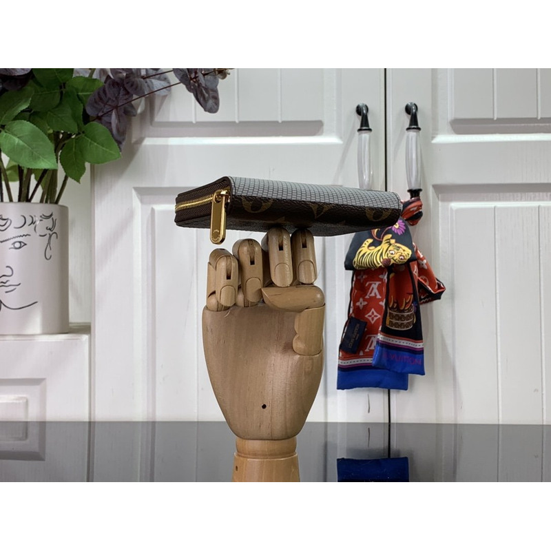 l**is V*t*n zipper coin purse