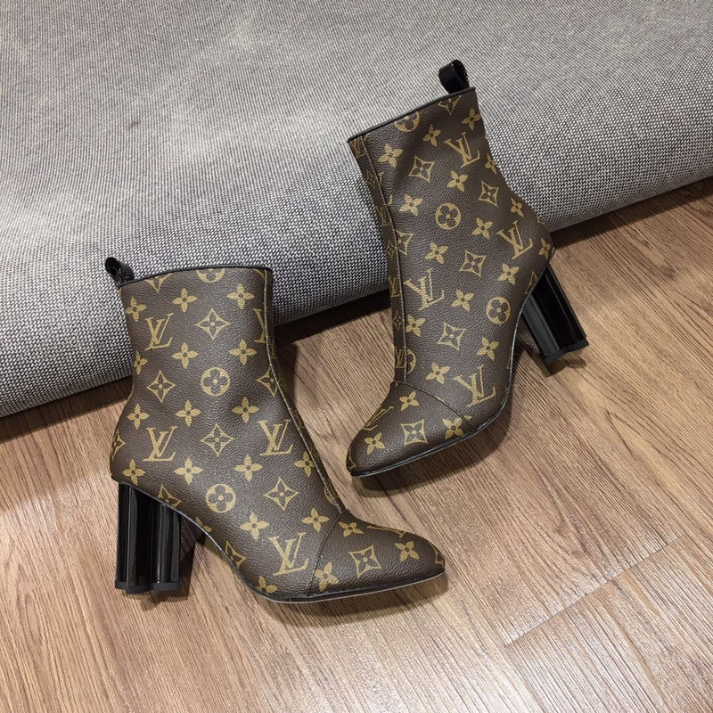 l**is V*t*n silhouette ankle boot in patent monogram canvas-brown