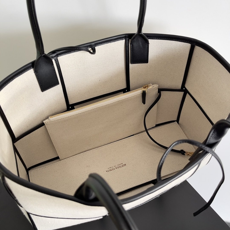 Bo*te*ga ve*ne*ta arco tote beige