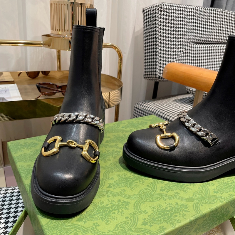 G*u*i chain chelsea boots black