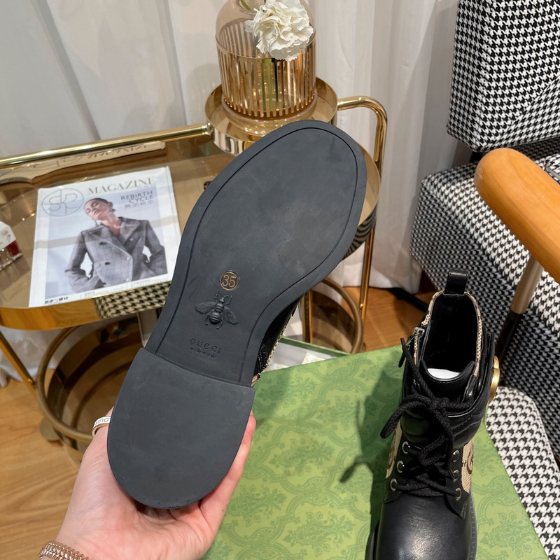 G*u*i logo plaque ankle boots black and brown