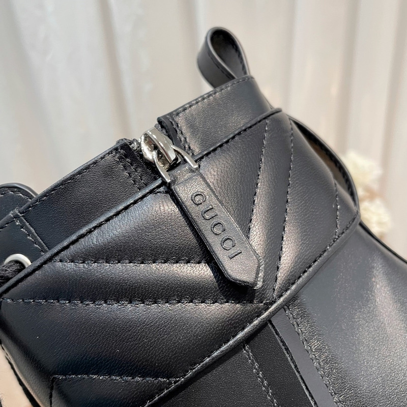 G*u*i logo plaque ankle boots black