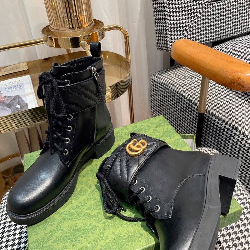 G*u*i logo plaque ankle boots black