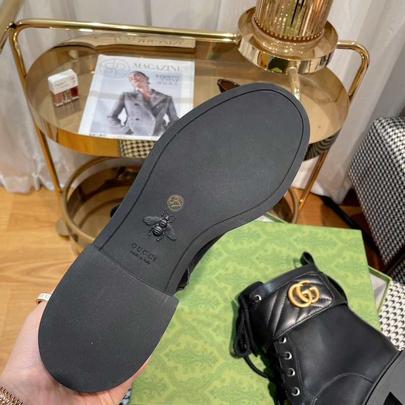 G*u*i logo plaque ankle boots black