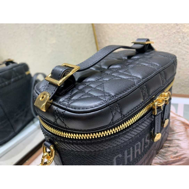 small D*ortravel  vanity case