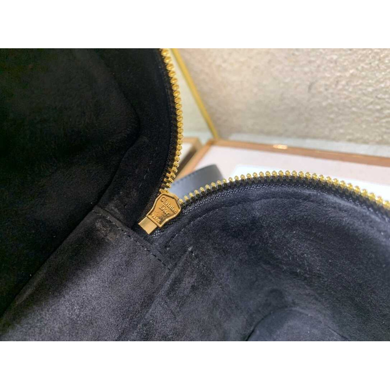 small D*ortravel  vanity case