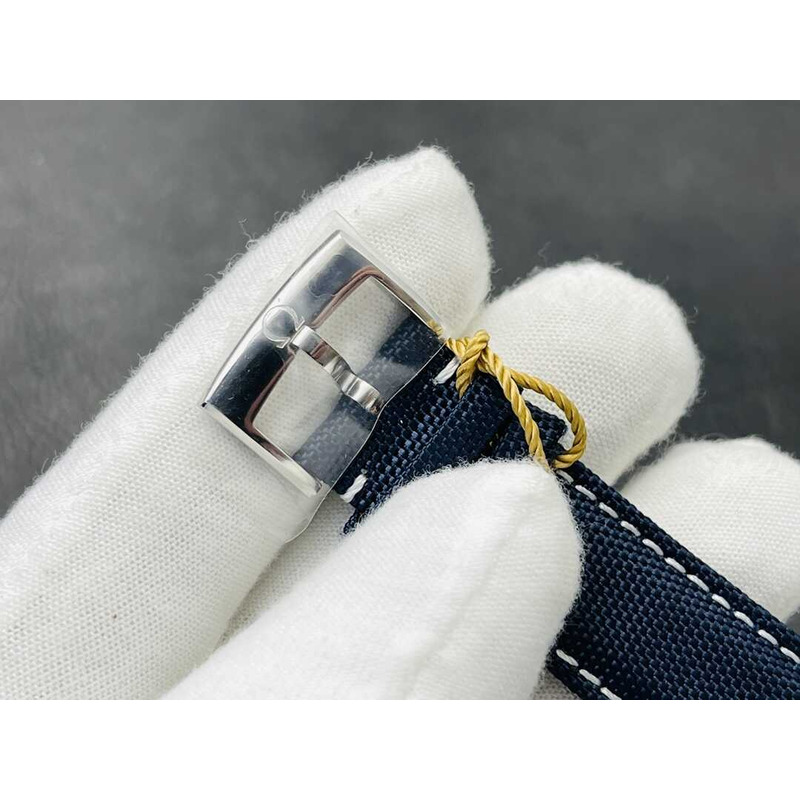 Omega Speedmaster Apollo Xiii Silver Snoopy Award Ref-31032425002001