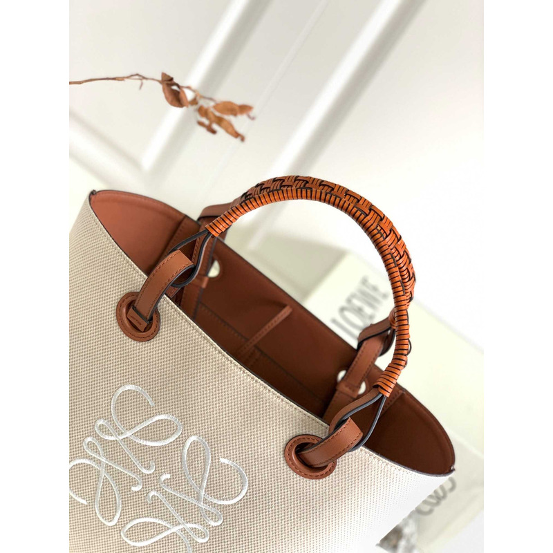 Loewe Small Anagram Tote In Classic Calfskin White