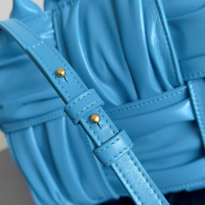 Bo*te*ga ve*ne*ta mini arco tote blue