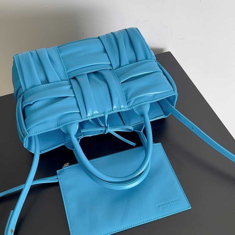 Bo*te*ga ve*ne*ta mini arco tote blue