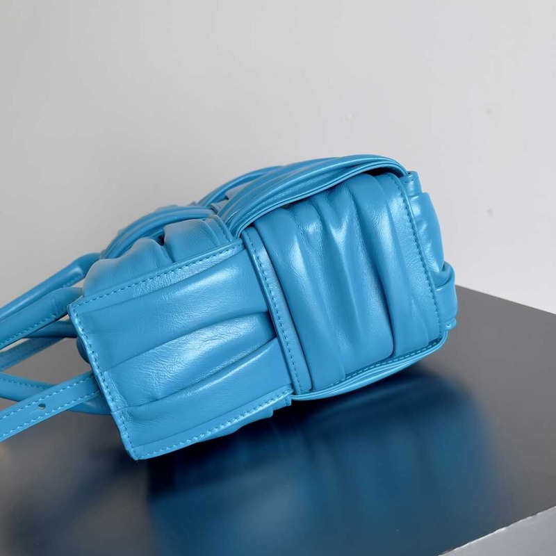 Bo*te*ga ve*ne*ta mini arco tote blue