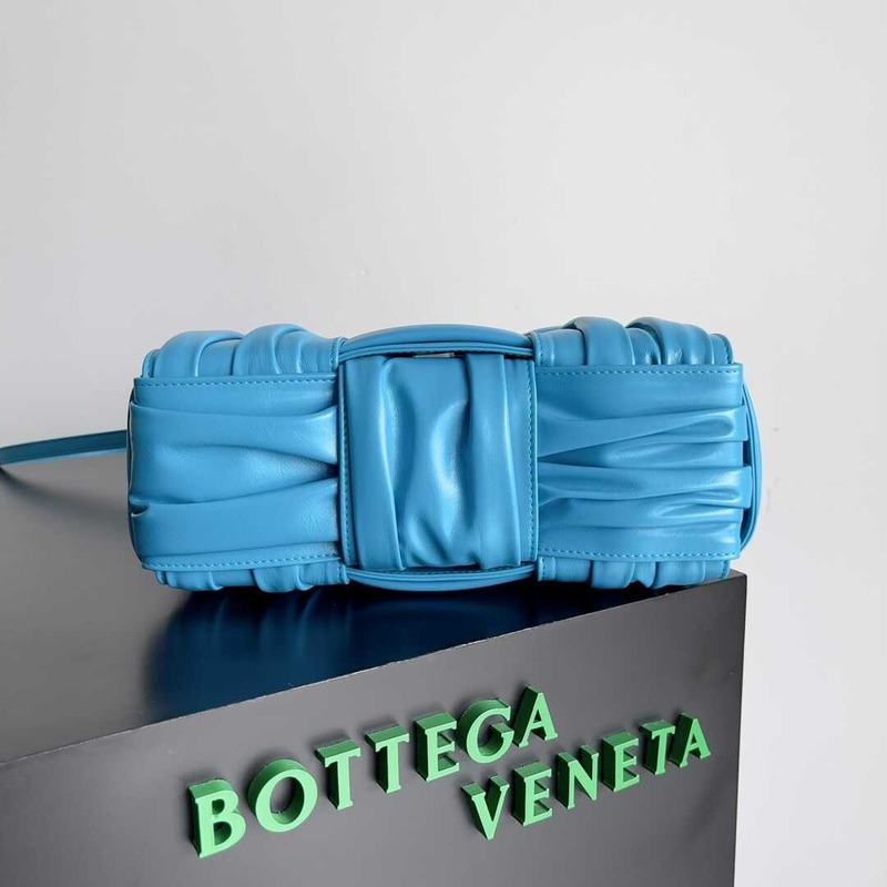 Bo*te*ga ve*ne*ta mini arco tote blue