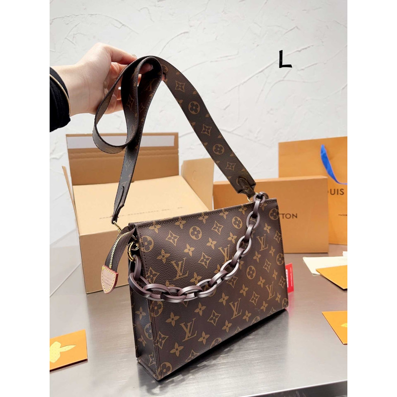 l**is V*t*n toiletry bag