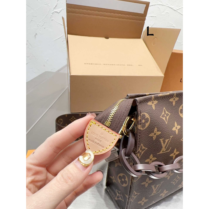 l**is V*t*n toiletry bag