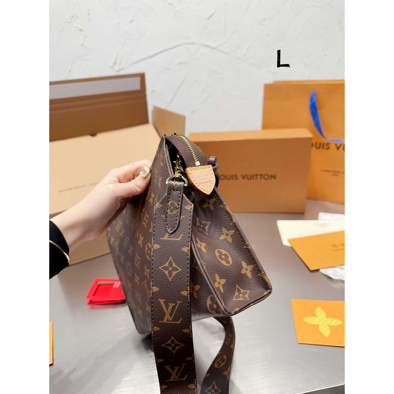 l**is V*t*n toiletry bag