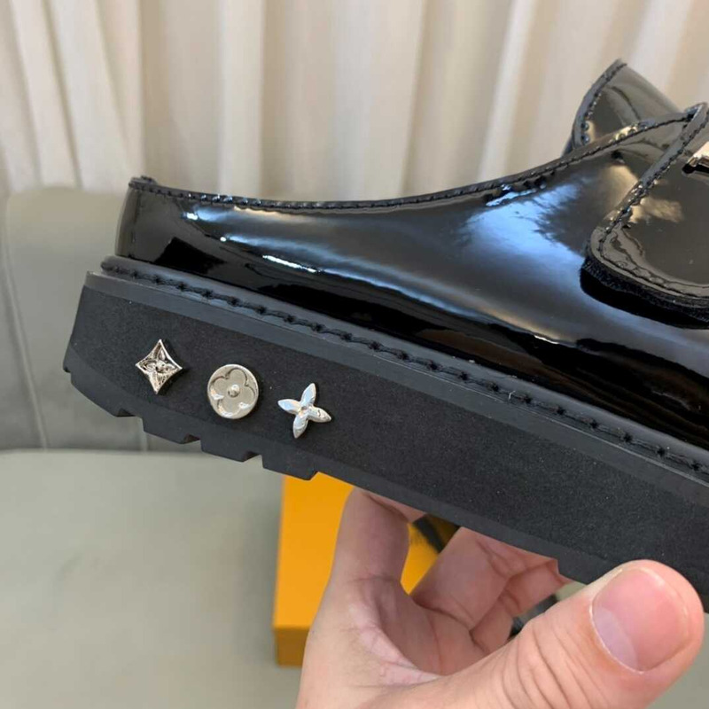 l**is V*t*n patent leather designer unique clogs