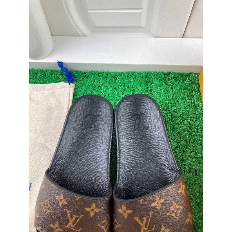 l**is V*t*n waterfront classic sandals