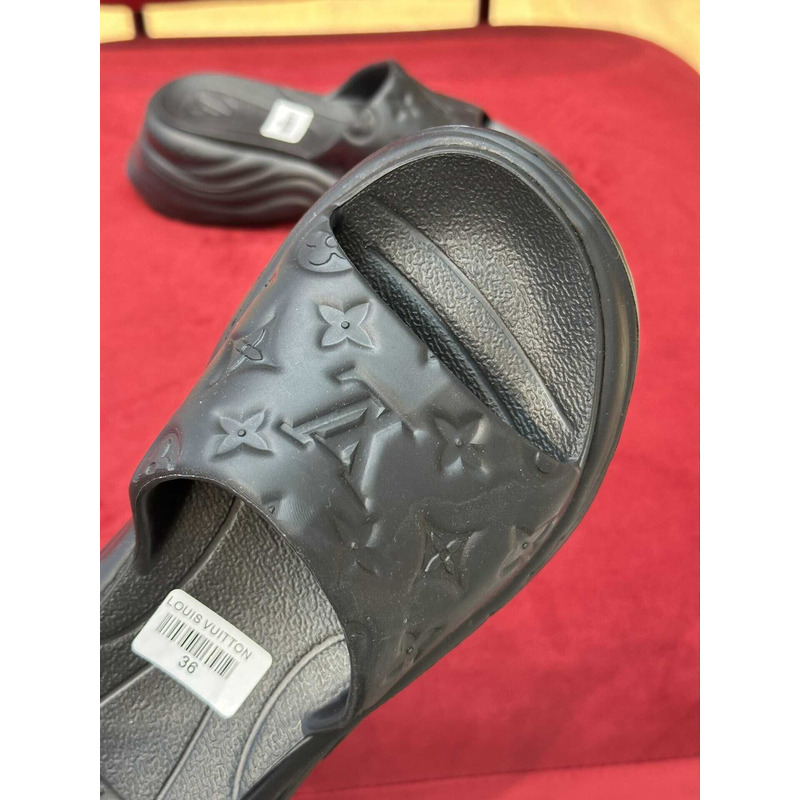 l**is V*t*n pool sandals black