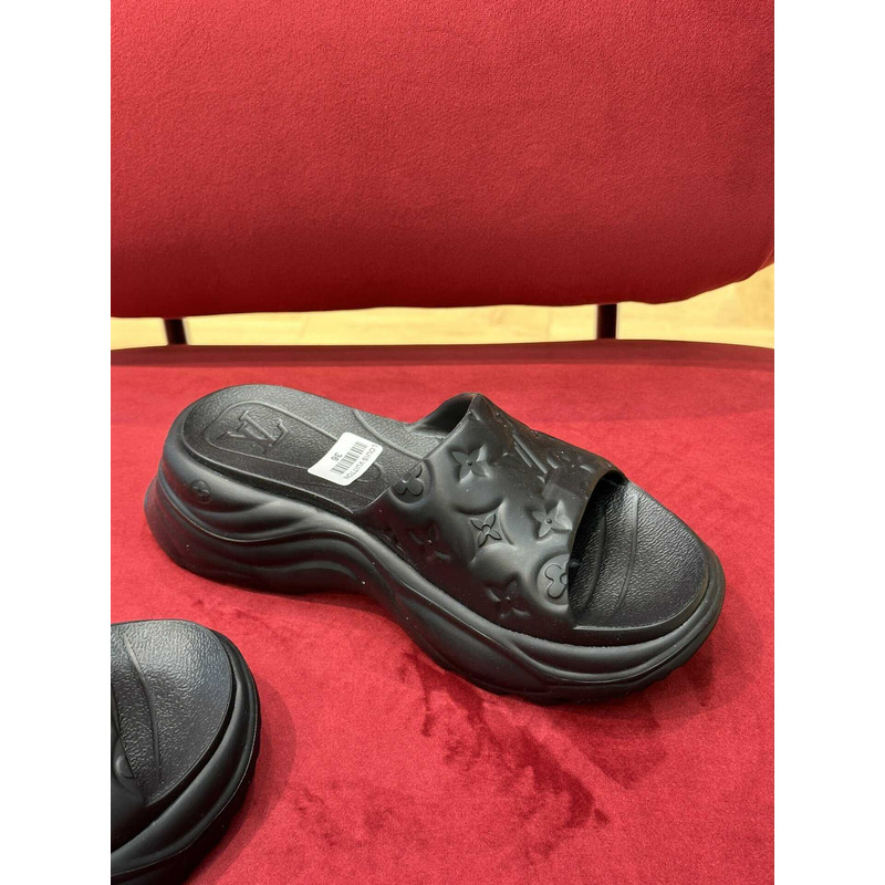 l**is V*t*n pool sandals black