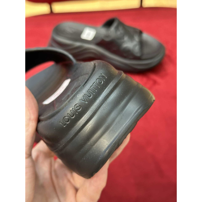 l**is V*t*n pool sandals black