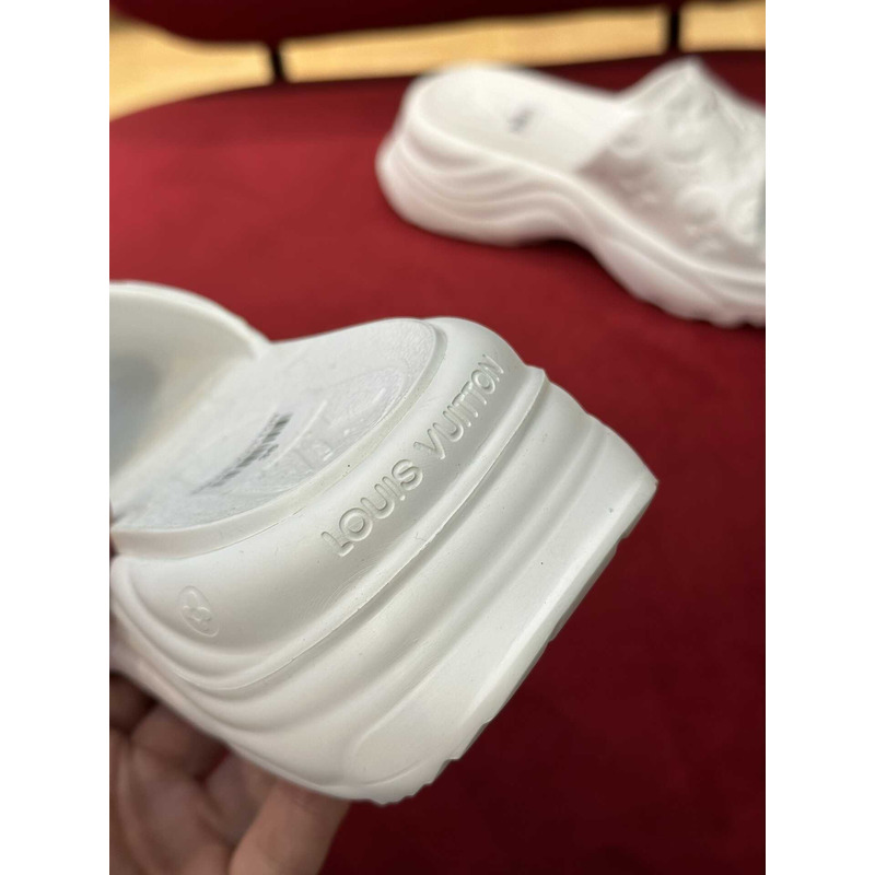 l**is V*t*n pool sandals white