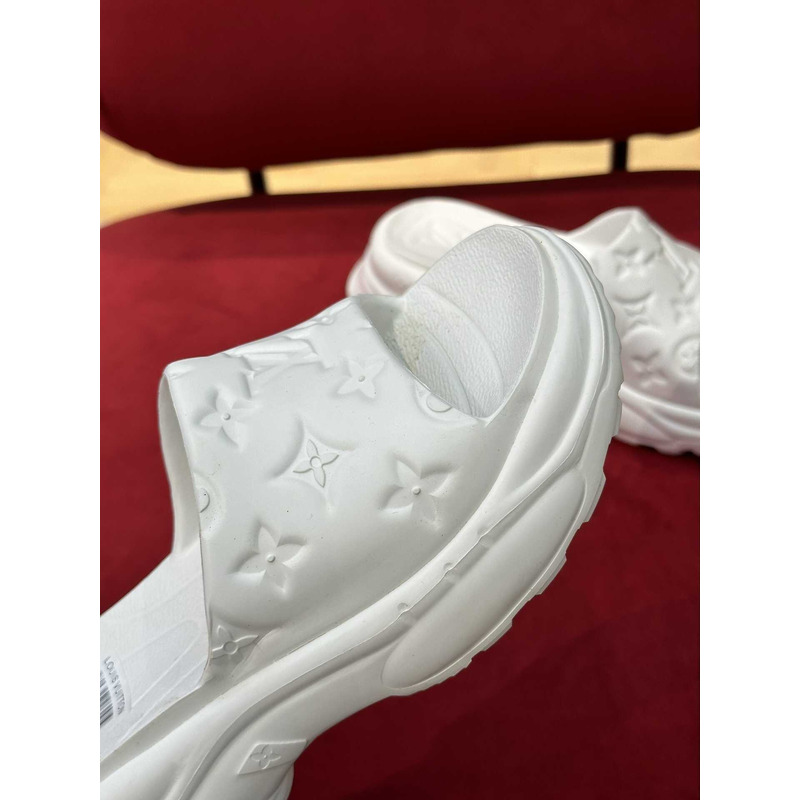 l**is V*t*n pool sandals white