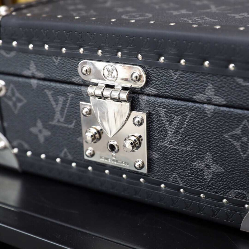 l**is V*t*n coffret tresor jewellery box monogram