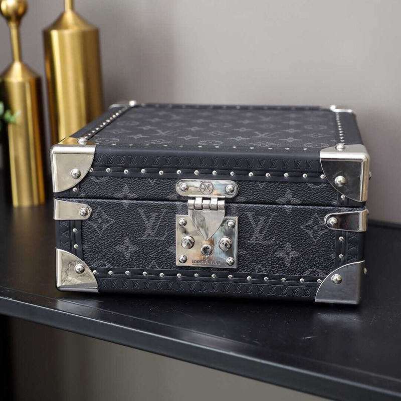 l**is V*t*n coffret tresor jewellery box monogram