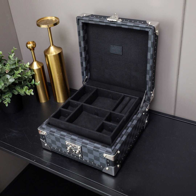 l**is V*t*n coffret tresor jewellery box monogram