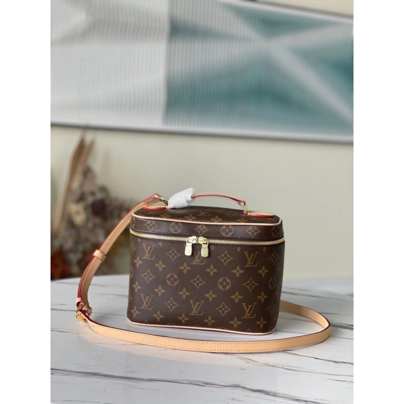 l**is V*t*n cosmetic bag