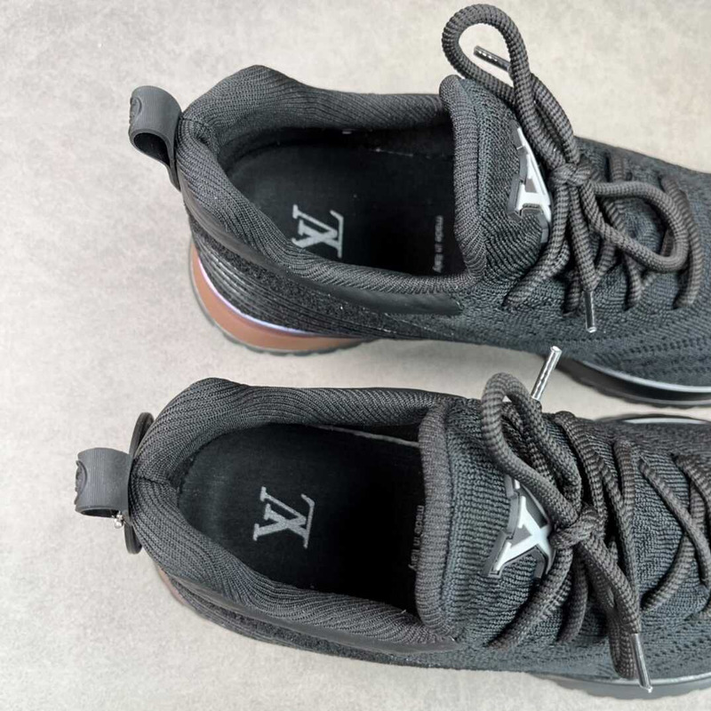 l**is V*t*n new runner