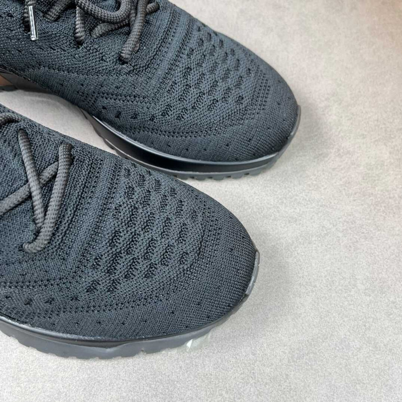 l**is V*t*n new runner