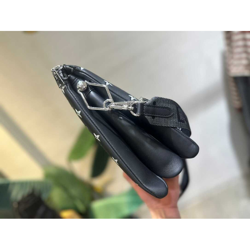 l**is V*t*n coussin mm black bag