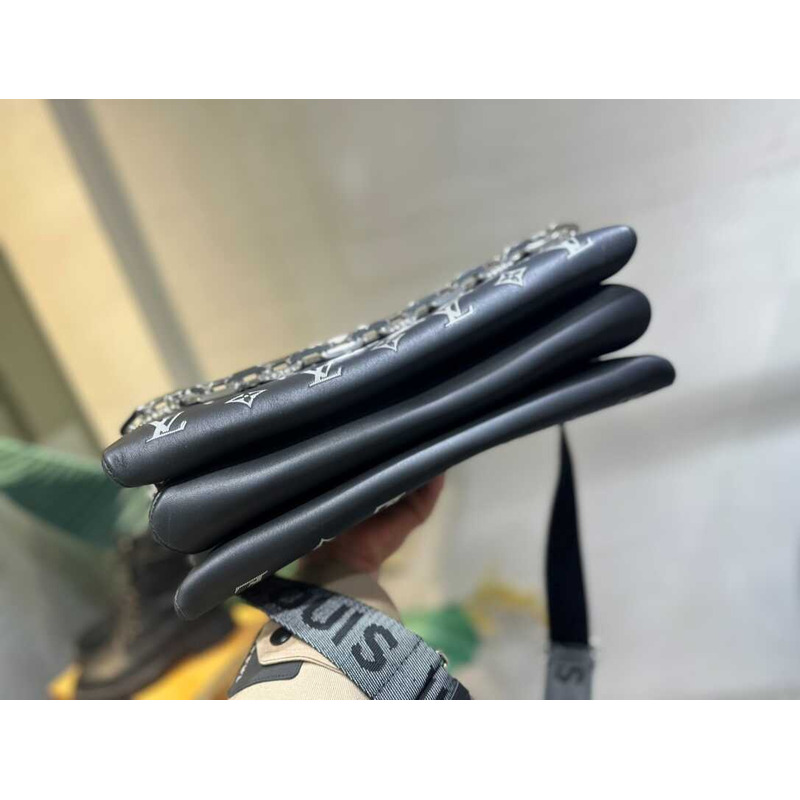 l**is V*t*n coussin mm black bag