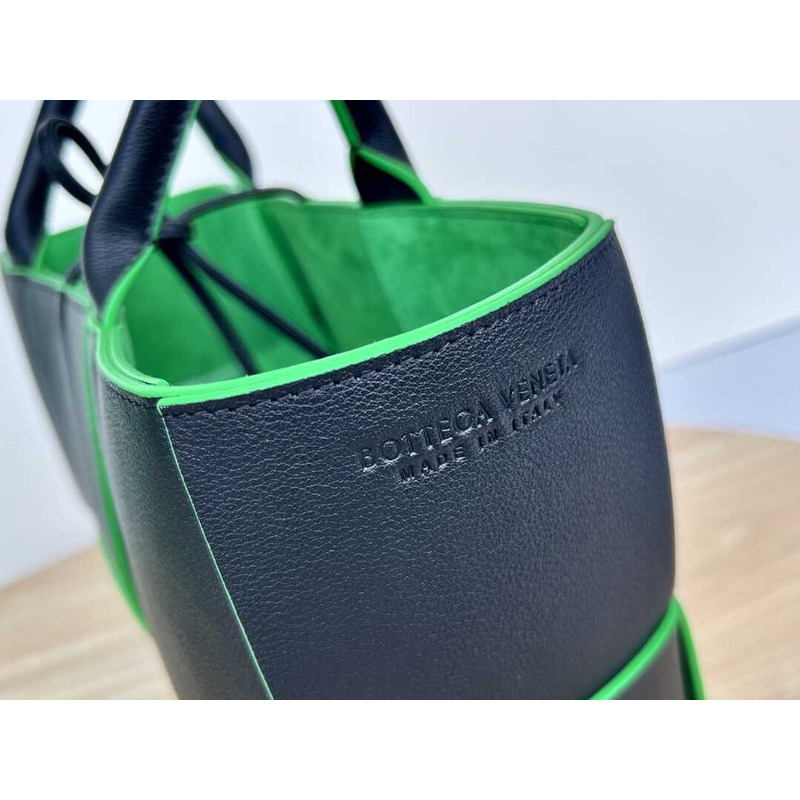 Bo*te*ga ve*ne*ta arco calfskin leather tote bag black