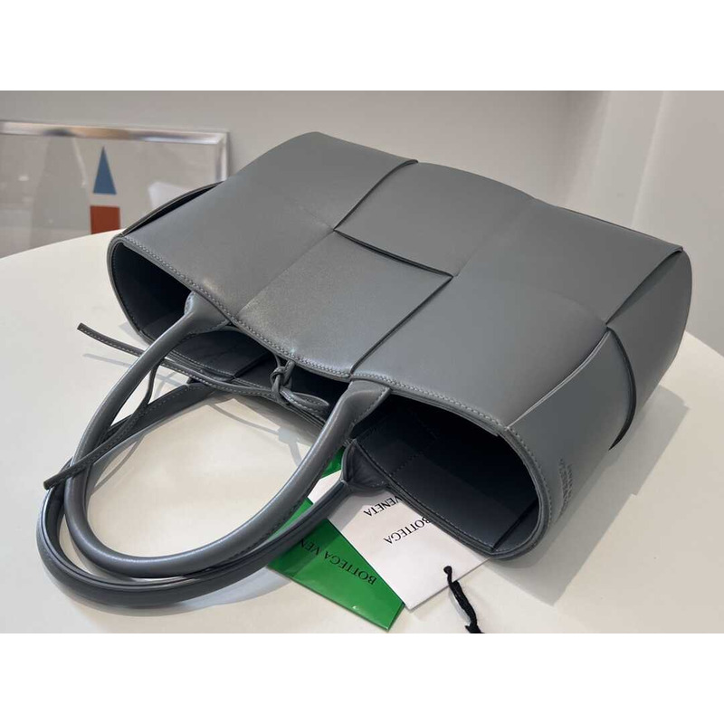 Bo*te*ga ve*ne*ta arco lambskin leather tote bag grey