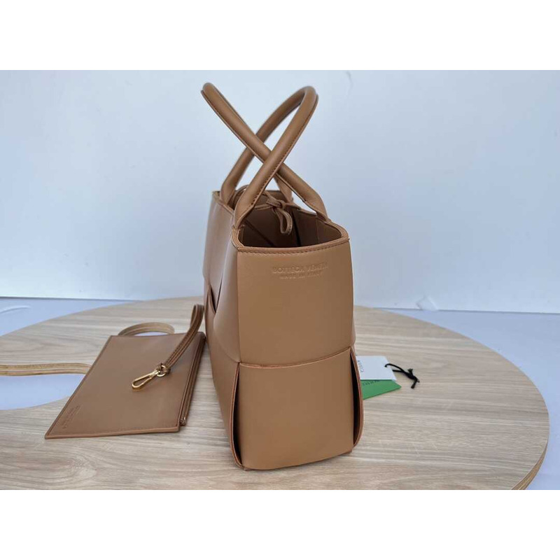 Bo*te*ga ve*ne*ta arco lambskin leather tote bag coffee