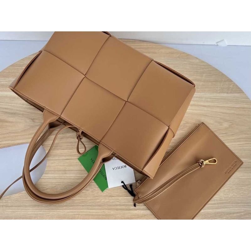 Bo*te*ga ve*ne*ta arco lambskin leather tote bag coffee