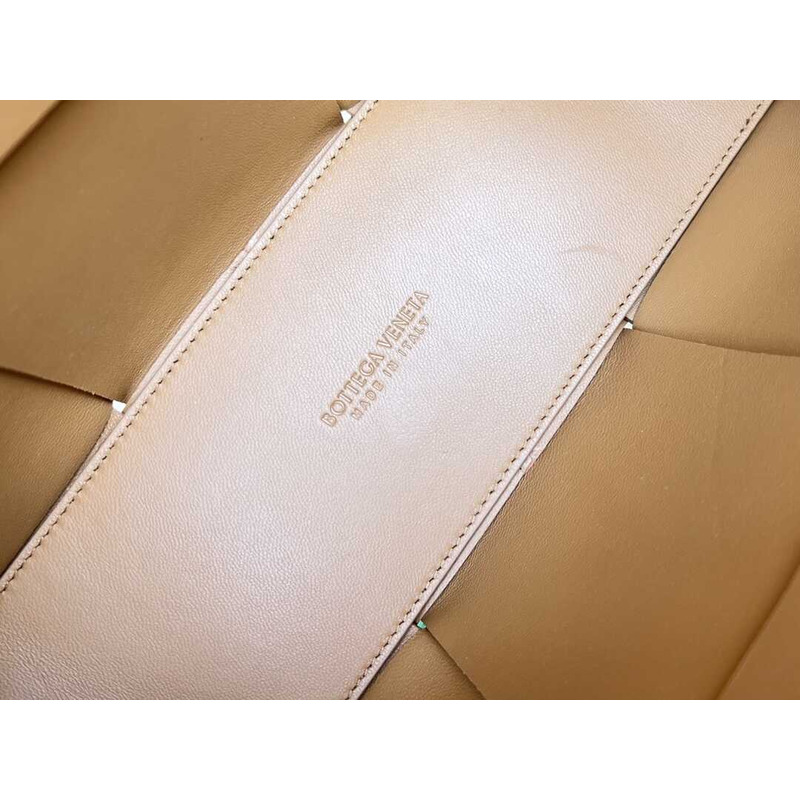 Bo*te*ga ve*ne*ta arco lambskin leather tote bag coffee