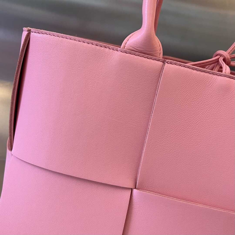 Bo*te*ga ve*ne*ta arco lambskin leather tote bag pink
