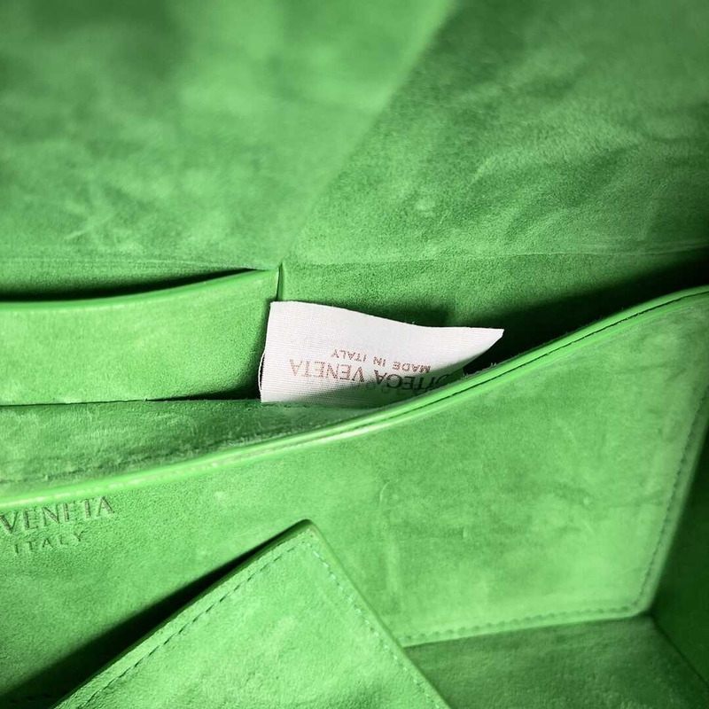 Bo*te*ga ve*ne*ta arco calfskin leather tote bag white