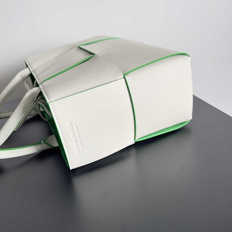 Bo*te*ga ve*ne*ta arco calfskin leather tote bag white