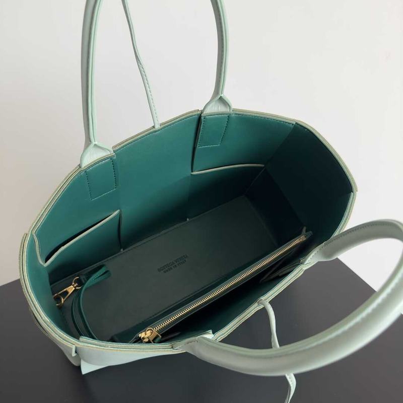 Bo*te*ga ve*ne*ta arco lambskin leather tote bag light green